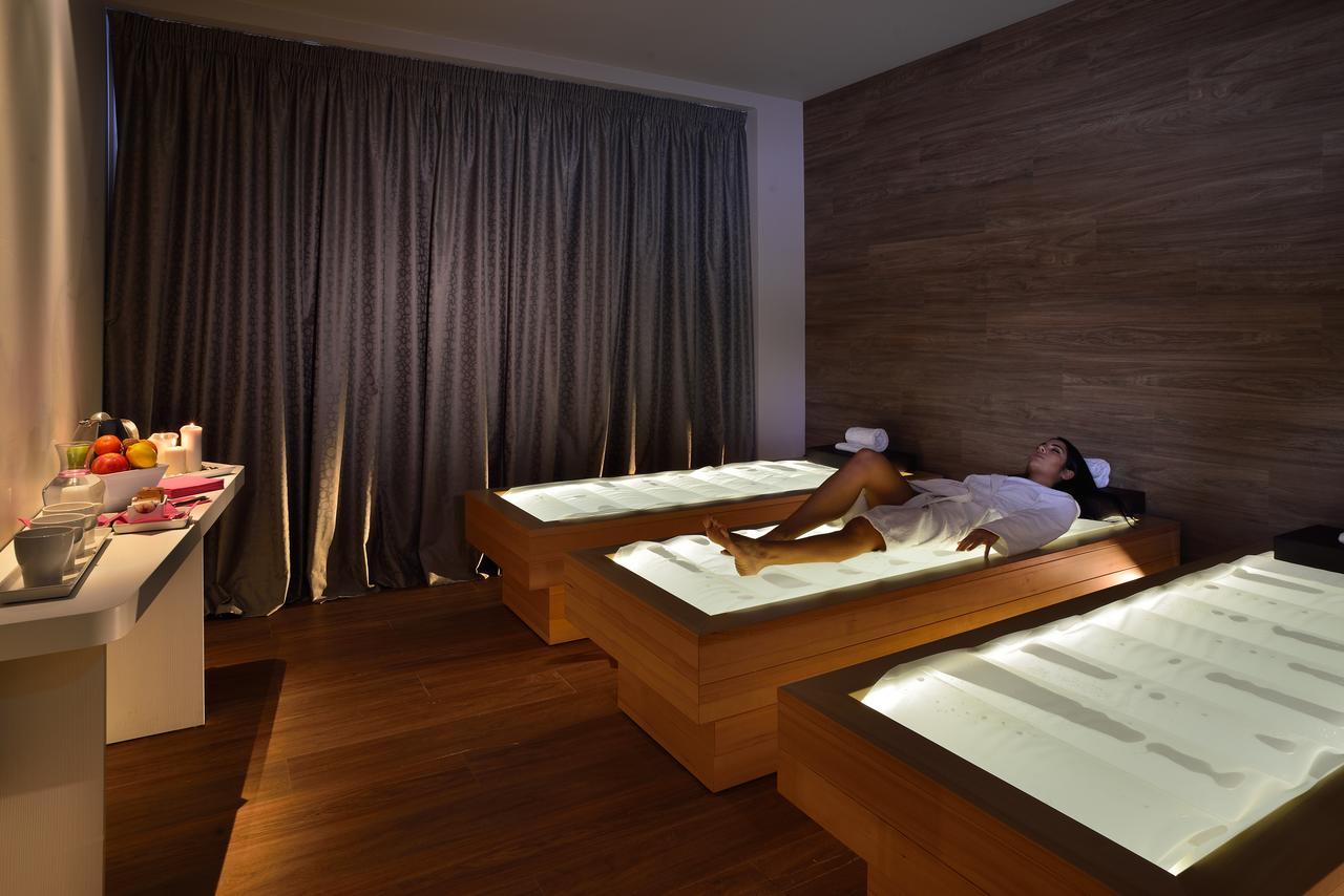 Embassy Hotel & Spa Cattolica Kültér fotó